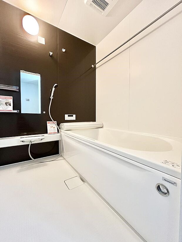 ~Bath Room~ 落ち着いた雰囲気の浴室で明日に向けてリフレッシュ。浴室乾燥機能も付いているので隣の洗濯機置き場で洗い上がった洗濯物を、雨の日も天気を気にせず乾燥させることも可能です。