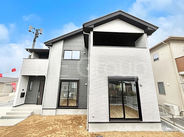 〜Exterior〜  閑静な住宅地で子育て家族にピッタリ。  毎日のお散歩も快適な緑に恵まれたエリアで、自然に包まれた穏やかな暮らしを実現するための、ゆとりある住環境が整っています。