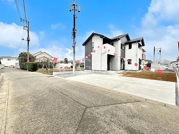 〜Exterior〜　前面道路：北西 4.89m 公道　前面道路は閑静な住宅地をはしる車通りの少ない道路。駐車の出し入れもらくらくです！ご不明点・現地見学のご希望は、お気軽にお問い合わせください！