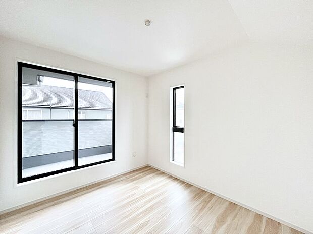 ~Bed Room~ バルコニーからの採光で朝もスッキリ目が覚めそうですね!穏やかな光が差し込む室内には、穏やかな時間が流れます。休日には、落ち着いた空間で自分の趣味を楽しむのはいかがですか。