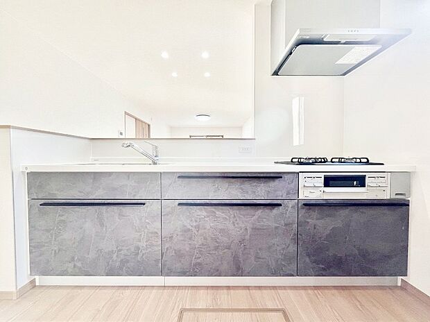 ◆2号棟◆~Kitchen~ 広くて使いやすいキッチンなら家族でいっしょに料理をつくったり、後片付けも手間なくできちゃいます♪収納もたっぷりあるので、いつもすっきりと清潔な印象を保てます。