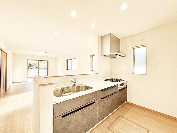 ◆2号棟◆〜Kitchen〜　自然光が入る窓のあるキッチン☆毎日使う場所だからこそ、使い勝手を考慮しました。ゆったりとしたキッチンコーナーは質感豊かな仕上がりとなっております。