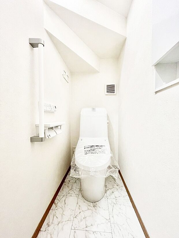 ◆2号棟◆~Toilet~ 清潔感のある水回り♪トイレはウォシュレット付きです◎トイレは毎日使わざるを得ないもの。いつも清潔を保ちたいですね。トイレが2ヶ所あるので朝の混雑時に便利です!