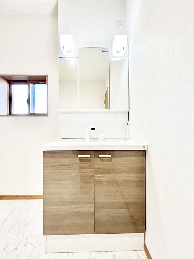 ◆2号棟◆~Dressing Room~ 明るく清潔感溢れるパウダールーム。毎日使う場所だからこそ、快適な空間となっております。シャンプードレッサーを採用しておりますので、朝シャンも手軽に出来ます。