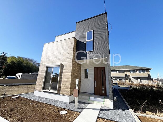 ◆2号棟◆~Exterior~ 一戸建ての大きなメリットは、自分達の「土地」を「自由に」使える事です。ガーデニングやDIY,車やバイクの趣味など様々な用途で利用できます。