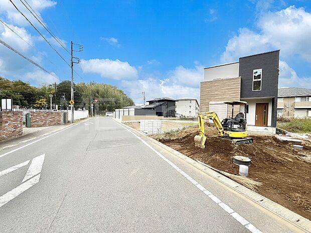 〜Exterior〜　前面道路は閑静な住宅地をはしる車通りの少ない道路。駐車の出し入れもらくらくです！ご不明点・現地見学のご希望は、お気軽にお問い合わせください！