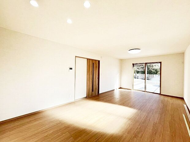 ◆2号棟◆~Living~ 豊かな陽光がこの場所を照らしだす。光溢れるこの空間はみんなの笑顔が集う場所、時を忘れ、つきることのないたわいもない会話を楽しむ時間、たくさんの思いが綴られる場所。