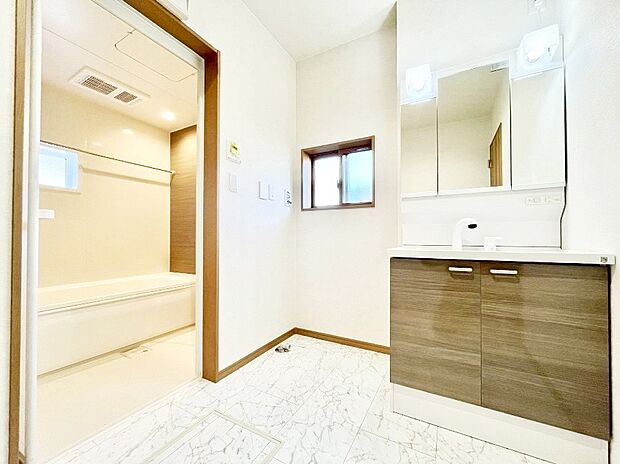 ◆2号棟◆〜Dressing Room〜　暗くなりがちな洗面所も窓があると採光と換気が可能なので気持ちよくお使い頂けます。三面鏡タイプの洗面台は鏡裏収納で散らかりがちな洗面所もスッキリ♪