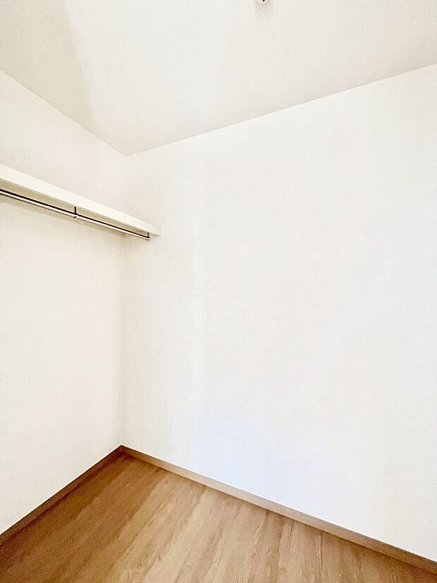 ◆2号棟◆~Walk-in Closet~ たくさんの洋服をかけてもシワになりにくいウォークインクローゼット。洋服以外にも、普段使わない家電やスーツケース、ストック品など何でも片付く嬉しい空間です。