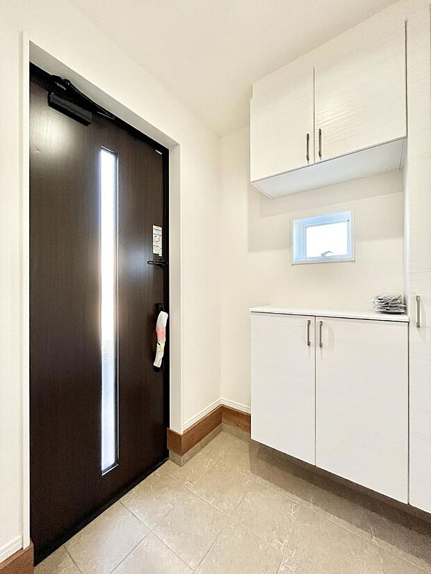 〜Entrance〜　家の中でお客様を迎える最初の場所である玄関は、家の印象そのものです！豊富な玄関収納で、常に綺麗に保つことが出来ます♪玄関にはたっぷり収納の下駄箱を完備！