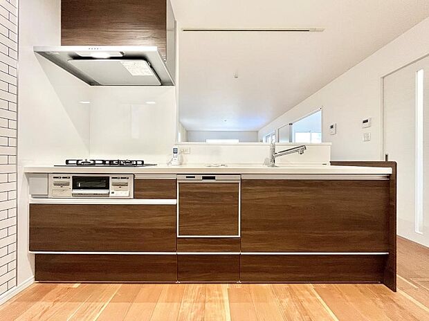 ~Kitchen~ 会話が弾むリビング、料理が愉しくなるキッチン。家は、ただ生活する場ではなく、暮らしを愉しく、快適にする場所。笑顔の毎日、安らぎの日々のために、最新の設備・仕様を採用。
