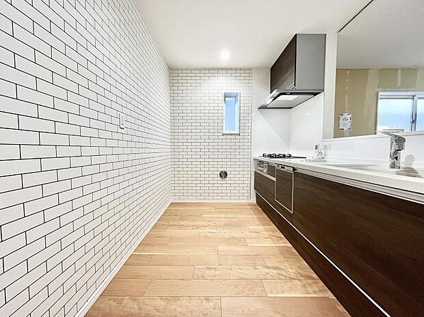 〜Kitchen〜 自然光が入る窓のあるキッチン☆毎日使う場所だからこそ、使い勝手を考慮しました。ゆったりとしたキッチンコーナーは質感豊かな仕上がりとなっております。