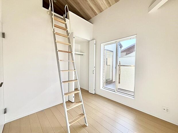 〜Bed Room〜 部屋数が多いのが戸建てのメリットです。ご家族が増えたことで手狭に感じていた住まいも戸建てでは各居室プライバシーを保つことができます。住まいにゆとりが生まれ心もリラックスできます♪