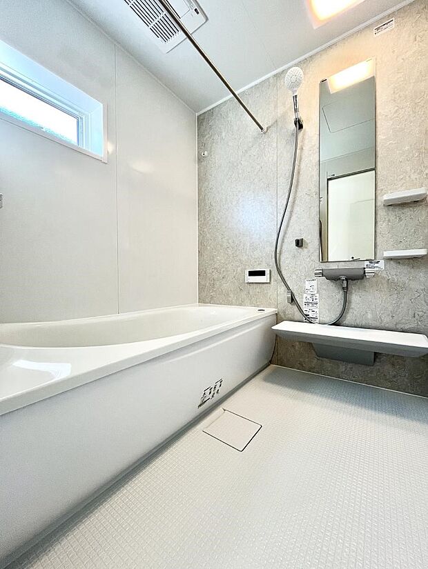 〜Bath Room〜 落ち着いた雰囲気の浴室で明日に向けてリフレッシュ。浴室乾燥機能も付いているので隣の洗濯機置き場で洗い上がった洗濯物を、雨の日も天気を気にせず乾燥させることも可能です。