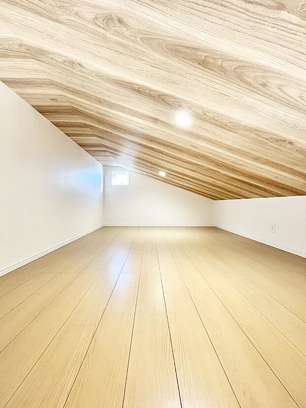 〜Loft〜　使い方色々！便利なロフト付き！収納力が上がっただけでなく、吹抜けの様な立体的な構造がもたらす開放感ある居住空間に仕上がりました。収納が多いとお部屋を広くお使い頂けます。