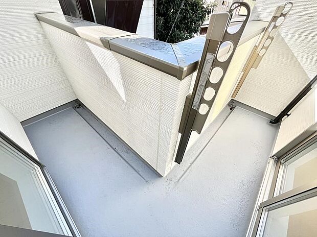 ~Balcony~ バルコニーは温かい陽がさしこみ、お布団や洗濯物を気持ちよく干すことができます。 使いやすく開放的なバルコニーです♪陽ざしがたっぷり降り注ぐ、バルコニー付き住まい。