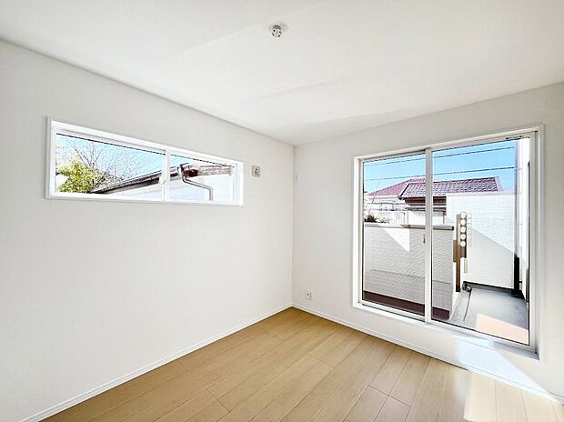 ~Bed Room~ 2面採光を確保した明るい室内は、風通しも良く、大変居心地の良い空間となっております。爽やかな風を感じて起きる朝は、快適生活の始まりに!日当たりや通風がとても良い住まい♪