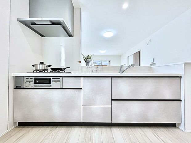 〜Kitchen〜　会話が弾むリビング、料理が愉しくなるキッチン。家は、ただ生活する場ではなく、暮らしを愉しく、快適にする場所。笑顔の毎日、安らぎの日々のために、最新の設備・仕様を採用。