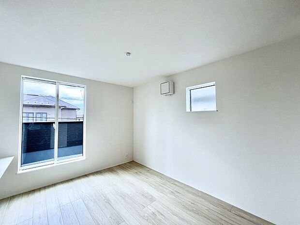 〜Bed Room〜　2面採光を確保した明るい室内は、風通しも良く、大変居心地の良い空間となっております。爽やかな風を感じて起きる朝は、快適生活の始まりに！日当たりや通風がとても良い住まい♪