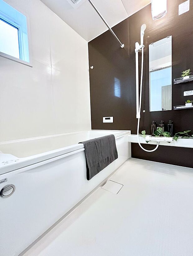 〜Bath Room〜　窓付きのバスルームは、採光もあり明るく気持ちの良い空間です。窓があることで、換気環境も良好。ゆったり寛げるバスルームで、毎日のバスタイムが楽しみになりそうです。