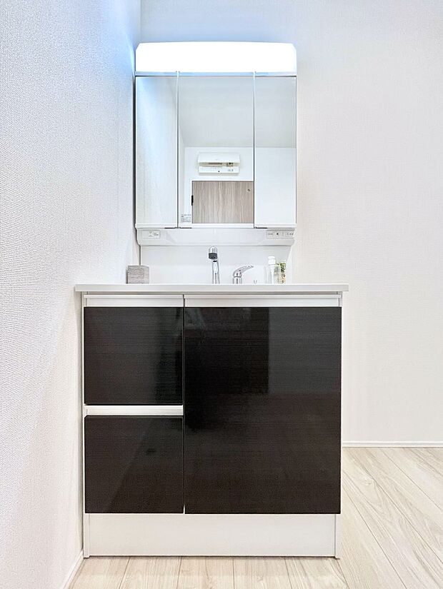 〜Dressing Room〜　十分な大きさの洗面台は収納もさる事ながら、身だしなみチェックや歯磨きなど、朝の慌ただしい時間でもホテルライクなスペースで余裕とゆとりを感じて頂けます。