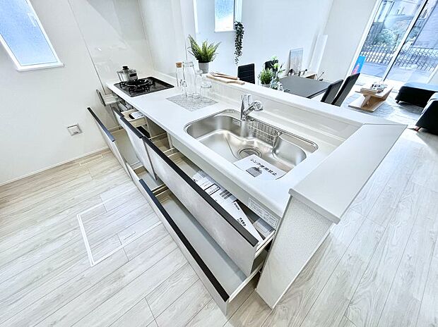 使いやすさを優先したスライド式収納タイプ！