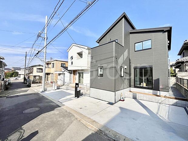 〜Exterior〜  前面道路は閑静な住宅地をはしる車通りの少ない道路。駐車の出し入れもらくらくです！ご不明点・現地見学のご希望は、お気軽にお問い合わせください！