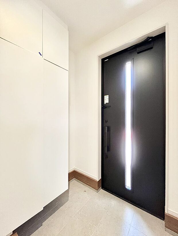 ◆1号棟◆～Entrance～　玄関は家の顔といわれますが我が家のセンスをさりげなく感じさせる魅力ある玄関造りも楽しみの一つ。帰宅する度に家族がほっとできる心地よい空間造りも大切ですね♪