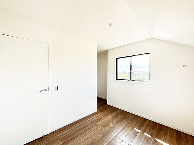 ◆1号棟◆～Bed Room～　「今日も一日お疲れ様」とご夫婦でゆったりくつろげる寝室。毎日の家事やお仕事に疲れた日はフカフカのベットで癒されてください。テレビや本棚をおいても快適な広さが自慢♪