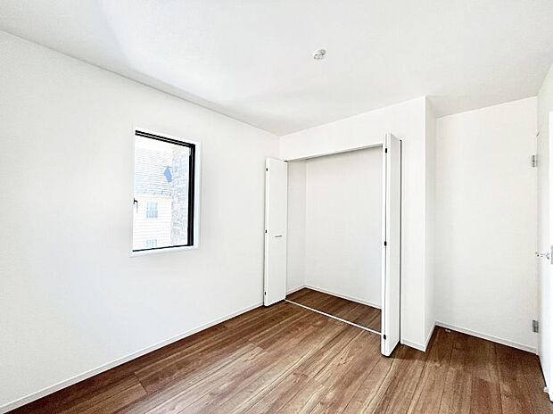 ◆1号棟◆～Bed Room～　子供部屋はお子様にとって大変重な役割があります。子供一人で過ごす空間を与えることで、宿題や勉強時間も自然と増えまた自ら部屋の片付けや掃除なども促すことに繋がります。