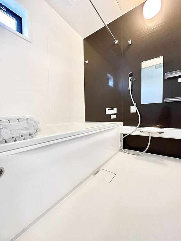 ◆1号棟◆~Bath Room~ 落ち着いた雰囲気の浴室で明日に向けてリフレッシュ。浴室乾燥機能も付いているので隣の洗濯機置き場で洗い上がった洗濯物を、雨の日も天気を気にせず乾燥させることも可能です。