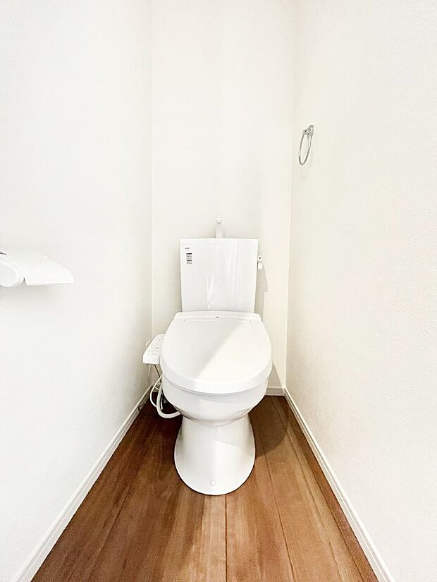 ◆1号棟◆～Toilet～　綺麗・スッキリ・快適なウォシュレット付トイレでくつろげる空間です。トイレは毎日使わざるを得ないもの。いつも清潔を保ちたいですね。トイレが2ヶ所あるので朝の混雑時に便利です！