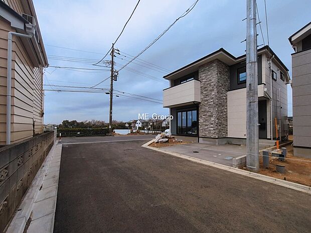 前面道路:西 7.18m 公道、南西 5.5m 私道 前面道路は閑静な住宅地をはしる車通りの少ない道路。駐車の出し入れもらくらくです!ご不明点・現地見学のご希望は、お気軽にお問い合わせください!