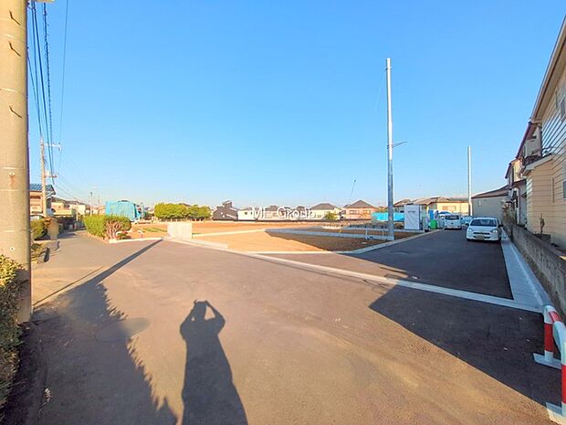 前面道路：西 7.18m 公道、南西 5.5m 私道　前面道路は閑静な住宅地をはしる車通りの少ない道路。駐車の出し入れもらくらくです！ご不明点・現地見学のご希望は、お気軽にお問い合わせください！