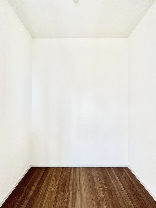 ◆1号棟◆～Walk-in Closet～　たくさんの洋服をかけてもシワになりにくいウォークインクローゼット。洋服以外にも、普段使わない家電やスーツケース、ストック品など何でも片付く嬉しい空間です。