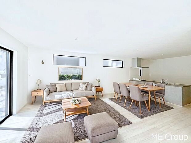 ◆3号棟◆~Living~ 家族の会話や笑顔が行き交うリビングです。大きなソファやダイニングテーブルでゆったり食事をしたりくつろぎたい♪そんな夢が叶えられる空間です!※家具はCGです