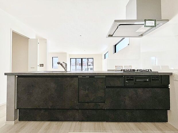 ◆3号棟◆~Kitchen~ 会話が弾むリビング、料理が愉しくなるキッチン。家は、ただ生活する場ではなく、暮らしを愉しく、快適にする場所。笑顔の毎日、安らぎの日々のために、最新の設備・仕様を採用。