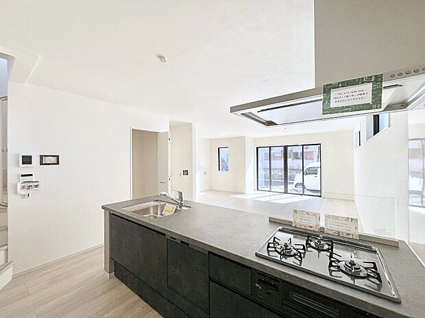 ◆3号棟◆~Kitchen~ 「さぁ今日は何を作ろう」こんなキッチンなら思いっきり料理ができちゃいます。キッチンからはリビングが一望できます。家族がつながるお家がここにございます。