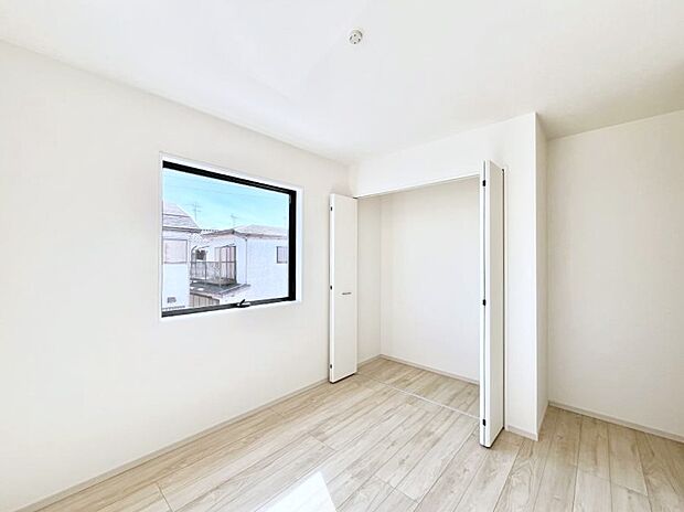 ◆3号棟◆~Bed Room~ マンションと違い部屋数が多いのが戸建てのメリットです。ご家族が増えたことで手狭に感じていた住まいも戸建てでは各居室プライバシーを保つことができます。