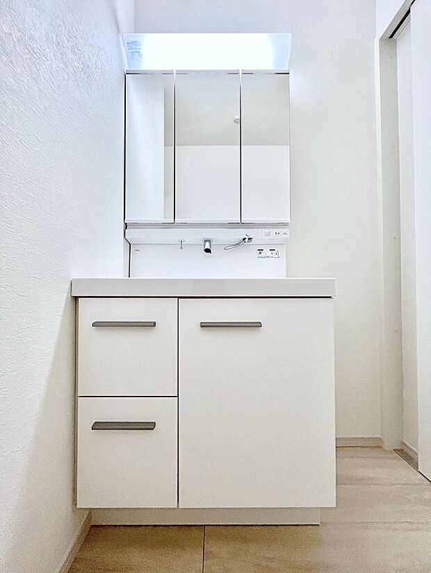 ◆3号棟◆~Dressing Room~ 清潔感溢れる色合いで統一されていると、スッキリと整った印象をうけます。鏡の裏にはたっぷりと収納スペースを標準装備!水廻りは、シンプルかつ機能性を重視して。