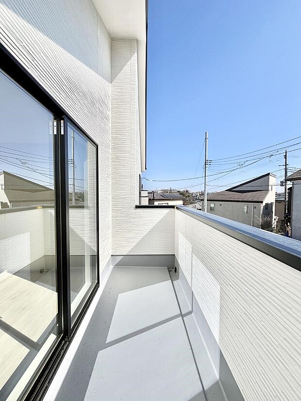 ◆3号棟◆~Balcony~ 南向きのバルコニーの前には雲以外に太陽を遮るものがありません。お洗濯物も乾きやすく、何より明るく気持ちのいい光が入ってきます。使いやすく開放的なバルコニーです♪