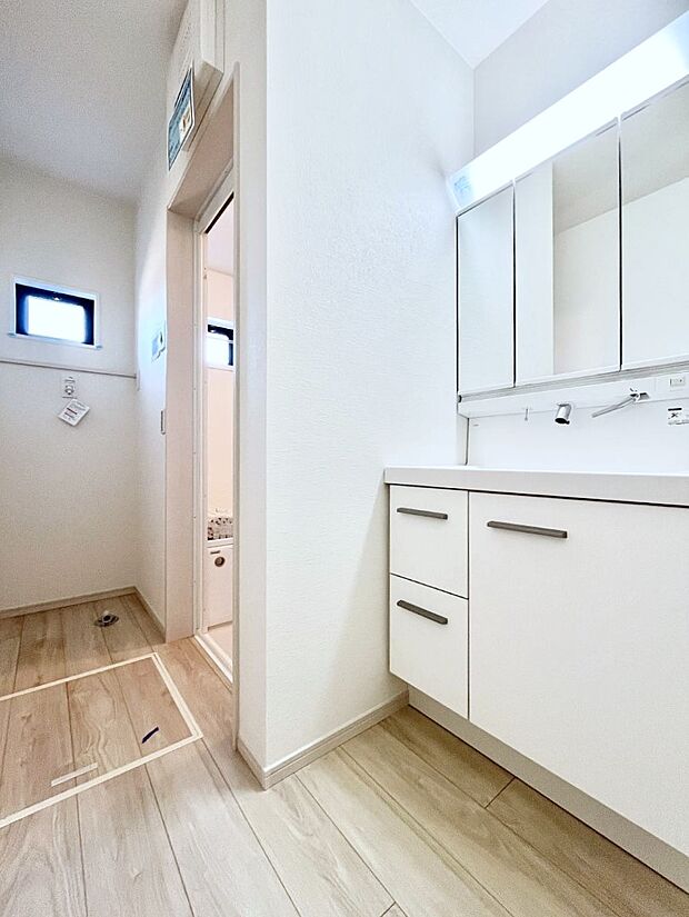 ◆3号棟◆~Dressing Room~ 暗くなりがちな洗面所も窓があると採光と換気が可能なので気持ちよくお使い頂けます。三面鏡タイプの洗面台は鏡裏収納で散らかりがちな洗面所もスッキリ♪