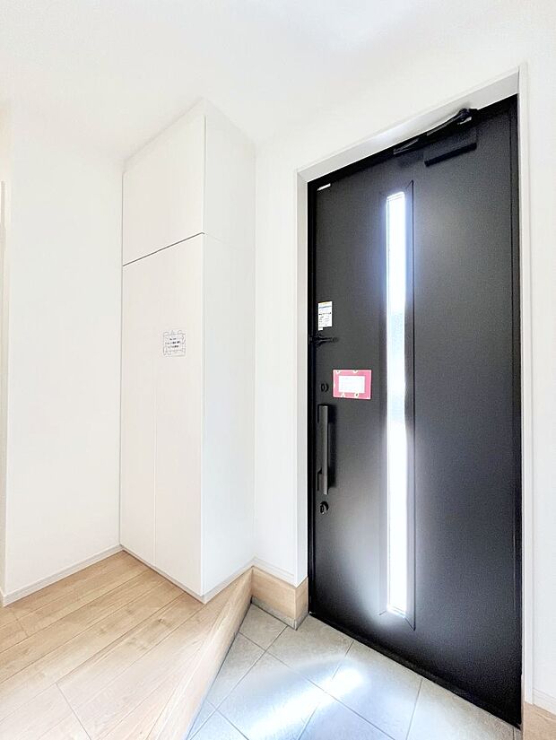 ◆4号棟◆～Entrance～　玄関は家の顔といわれますが我が家のセンスをさりげなく感じさせる魅力ある玄関造りも楽しみの一つ。帰宅する度に家族がほっとできる心地よい空間造りも大切ですね♪