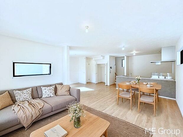 ◆4号棟◆～Living～　家族の会話や笑顔が行き交うリビングです。大きなソファやダイニングテーブルでゆったり食事をしたりくつろぎたい♪そんな夢が叶えられる空間です！※家具はCGです