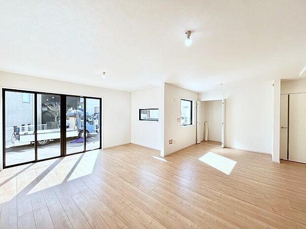 ◆4号棟◆~Living~ 飽きの来ないシンプルでおしゃれなLDK。大きな窓から日差しが差し込むので室内も明るく、家族の憩いの場としてピッタリです。開放感と日当たりの良さを是非ご覧ください!