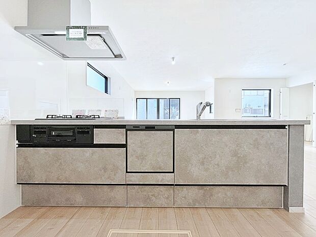 ◆4号棟◆～Kitchen～　会話が弾むリビング、料理が愉しくなるキッチン。家は、ただ生活する場ではなく、暮らしを愉しく、快適にする場所。笑顔の毎日、安らぎの日々のために、最新の設備・仕様を採用。