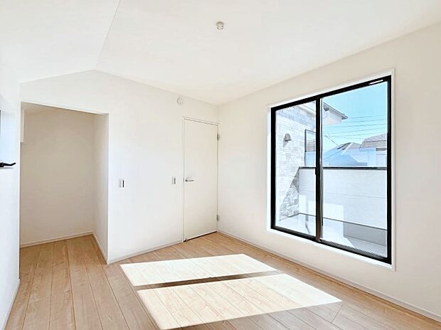 ◆4号棟◆~Bed Room~ マンションと違い部屋数が多いのが戸建てのメリットです。ご家族が増えたことで手狭に感じていた住まいも戸建てでは各居室プライバシーを保つことができます。