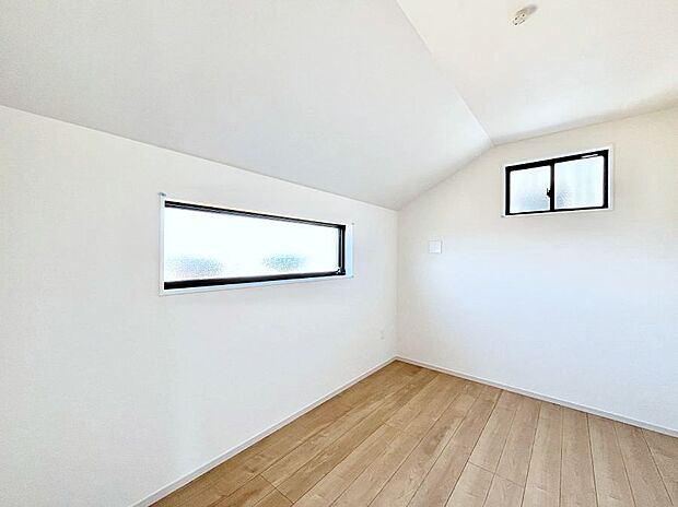 ◆4号棟◆~Bed Room~ 子供部屋はお子様にとって大変重な役割があります。子供一人で過ごす空間を与えることで、宿題や勉強時間も自然と増えまた自ら部屋の片付けや掃除なども促すことに繋がります。