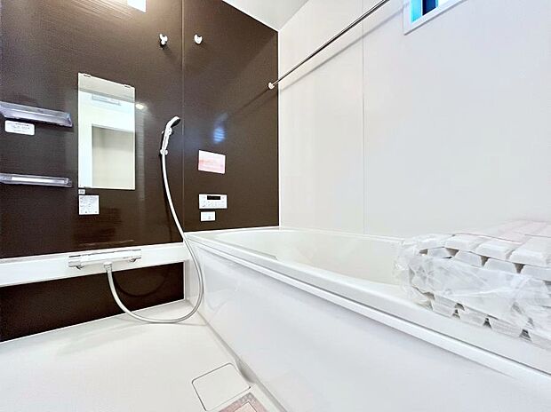 ◆4号棟◆～Bath Room～　足を伸ばして入浴することが可能！一日の疲れを癒す貴重なバスタイムです。お子様とご一緒でも十分な広さなので、リビングとは違った家族団欒のひと時をお楽しみいただけます。