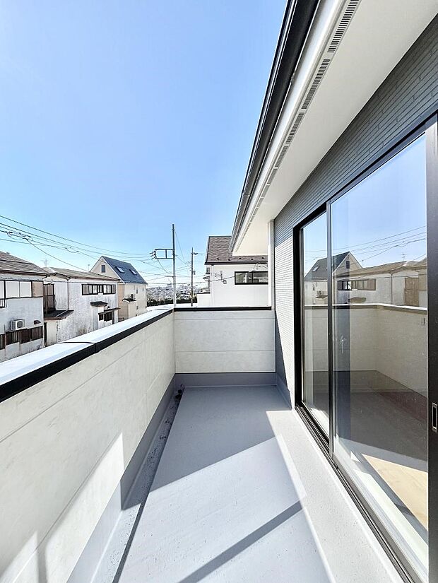 ◆4号棟◆~Balcony~ 南向きのバルコニーの前には雲以外に太陽を遮るものがありません。お洗濯物も乾きやすく、何より明るく気持ちのいい光が入ってきます。使いやすく開放的なバルコニーです♪